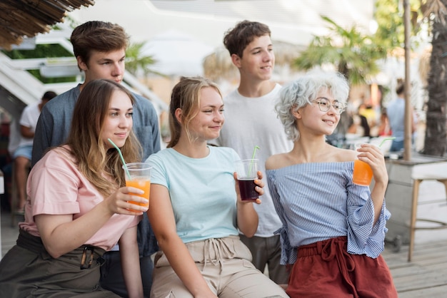 Foto gratuita mejores amigos celebrando el fin del coronavirus