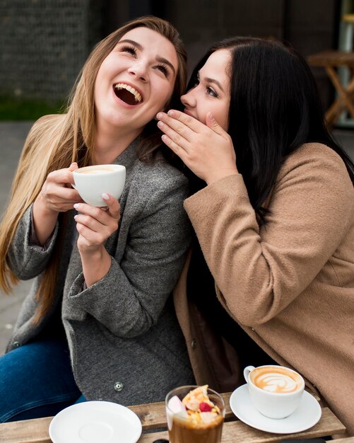 Mejores amigos chismeando afuera