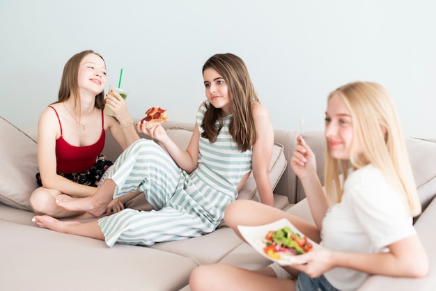 Foto gratuita mejores amigos comiendo en casa