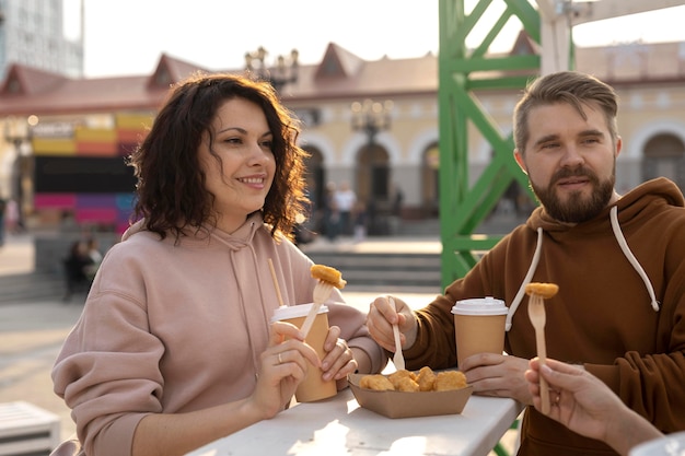 Mejores amigos comiendo comida callejera al aire libre