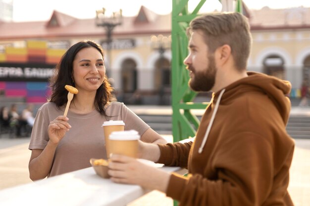 Mejores amigos comiendo comida callejera al aire libre