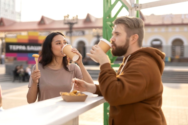 Mejores amigos comiendo comida callejera al aire libre