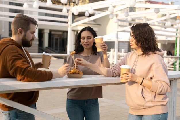 Mejores amigos comiendo comida callejera