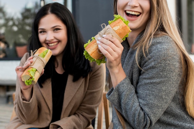 Mejores amigos comiendo juntos un sándwich