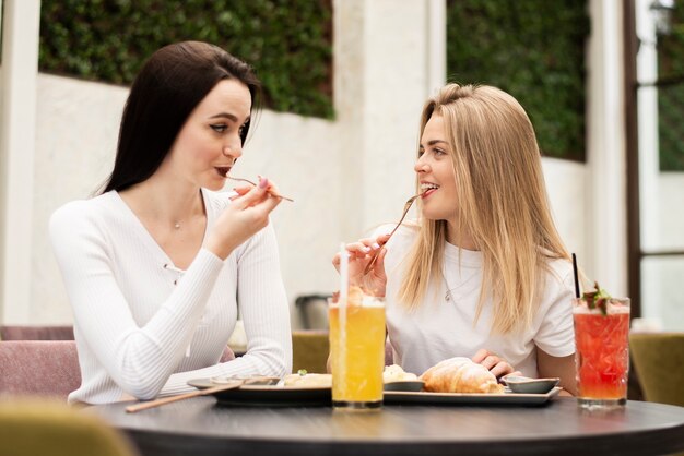 Mejores amigos comiendo en un restaurante