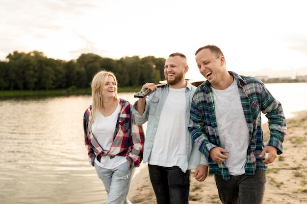 Foto gratuita mejores amigos dando un paseo por la playa