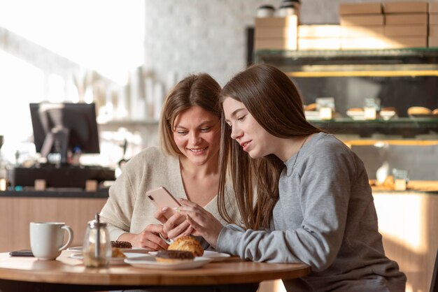 Mejores amigos disfrutando de una deliciosa comida en un pub