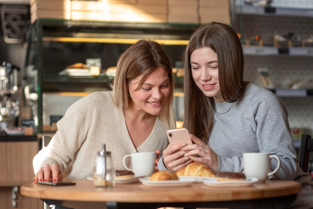 Foto gratuita mejores amigos disfrutando de una deliciosa comida en un pub