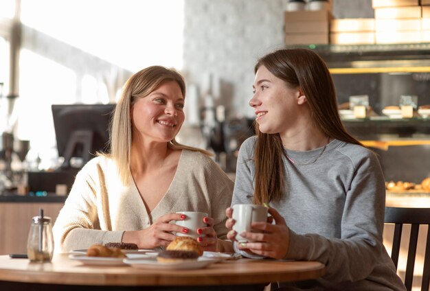 Mejores amigos disfrutando de una deliciosa comida en un pub