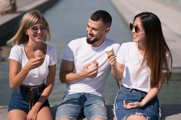 Foto gratuita mejores amigos disfrutando de un helado