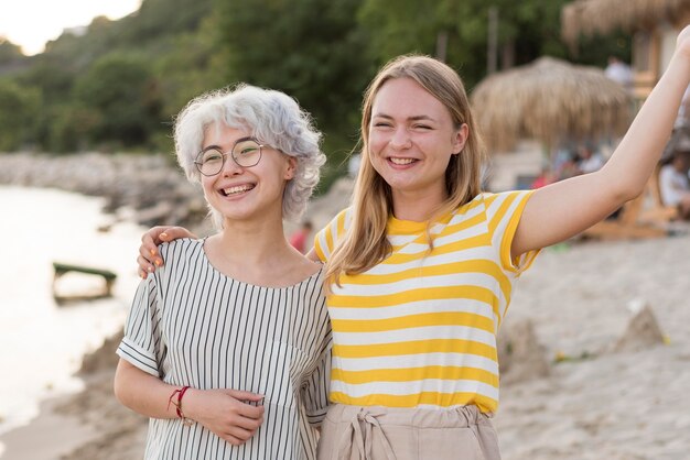 Mejores amigos disfrutando de su tiempo juntos después de la cuarentena al aire libre