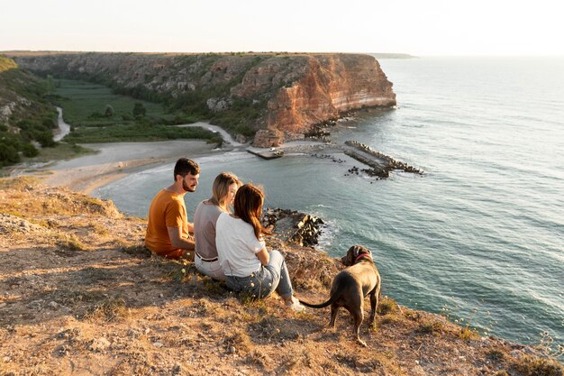 Mejores amigos disfrutando de la vista en la costa