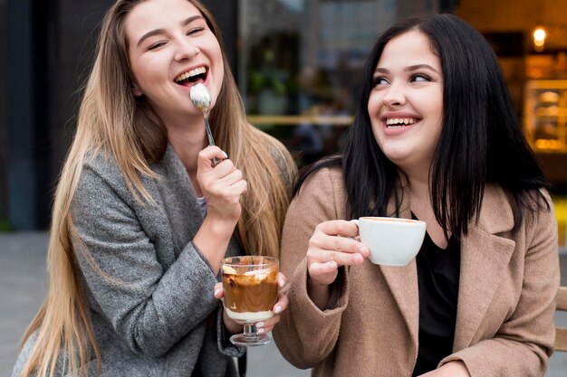 Mejores amigos divirtiéndose afuera