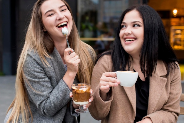 Mejores amigos divirtiéndose afuera