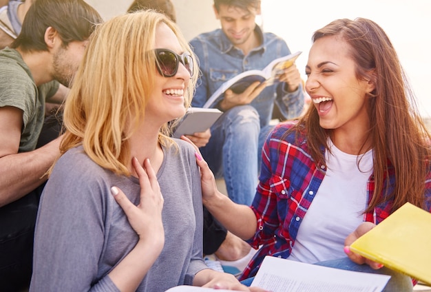 Mejores amigos divirtiéndose durante el descanso