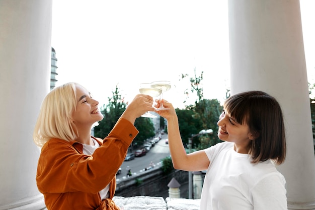 Mejores amigos divirtiéndose y disfrutando de unas copas.