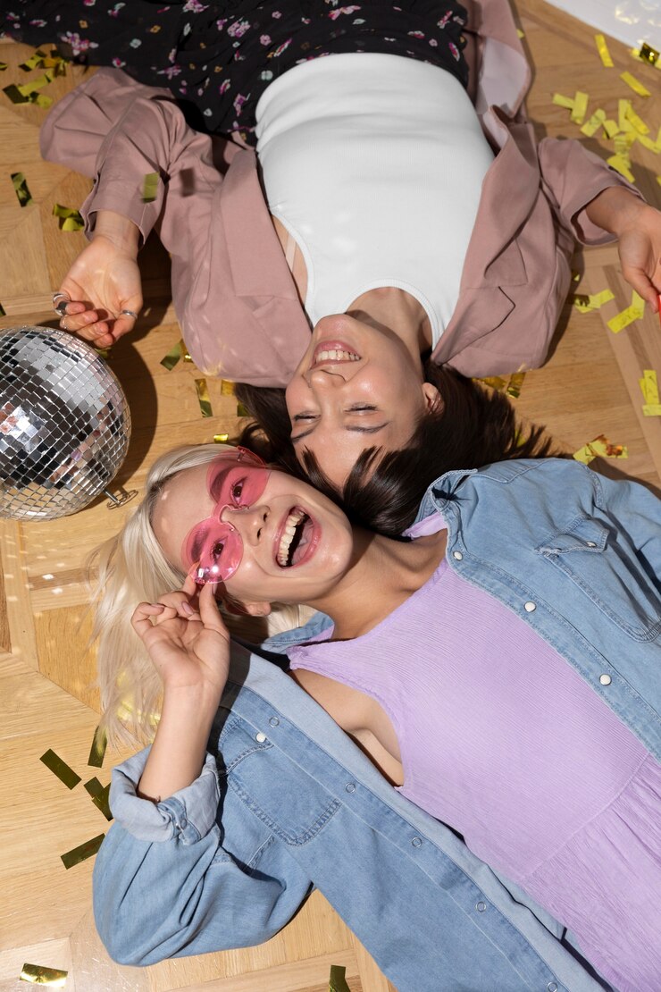 Foto gratuito mejores amigos divirtiéndose en una fiesta