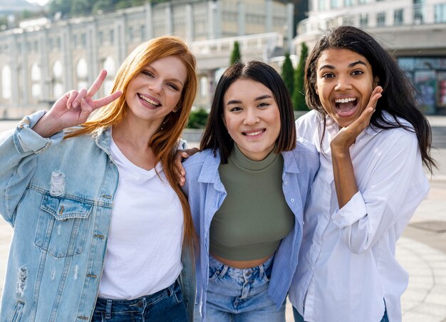 Mejores amigos divirtiéndose juntos al aire libre