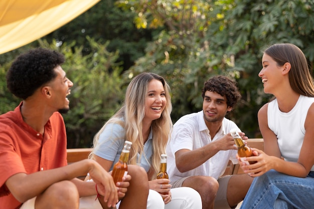 Mejores amigos divirtiéndose juntos al aire libre