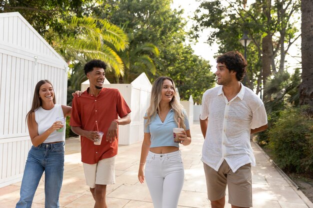 Mejores amigos divirtiéndose juntos al aire libre