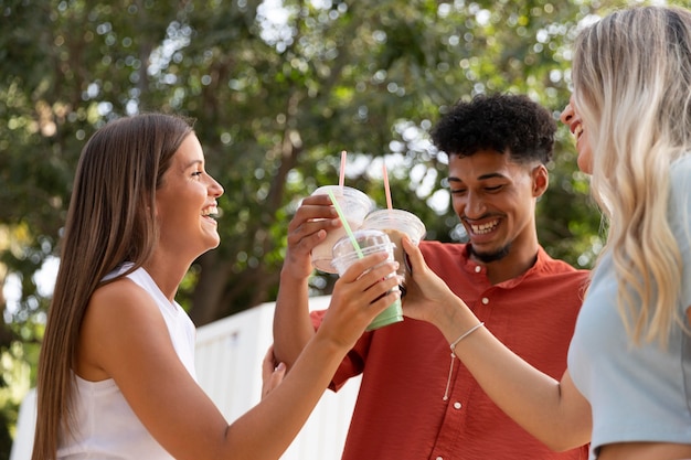 Foto gratuita mejores amigos divirtiéndose juntos al aire libre