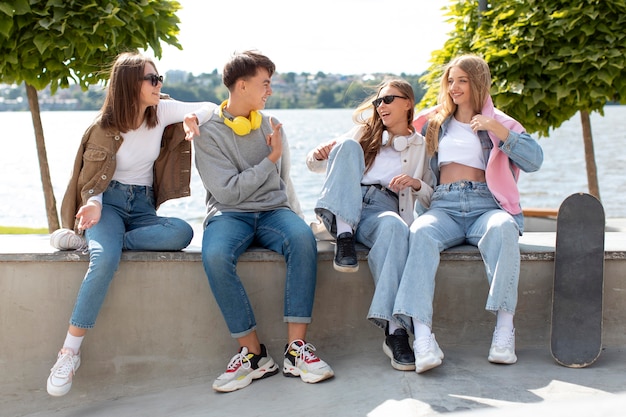 Mejores amigos divirtiéndose juntos al aire libre