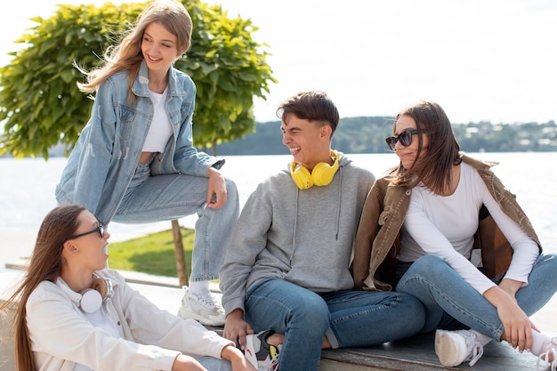 Mejores amigos divirtiéndose juntos al aire libre