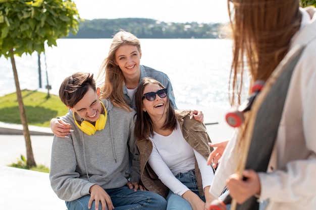 Foto gratuita mejores amigos divirtiéndose juntos al aire libre