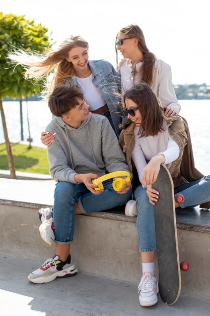 Mejores amigos divirtiéndose juntos al aire libre