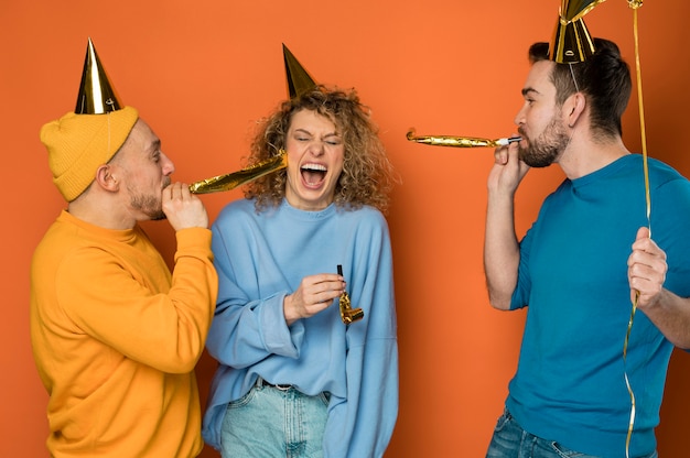 Mejores amigos felices celebrando en una fiesta de cumpleaños