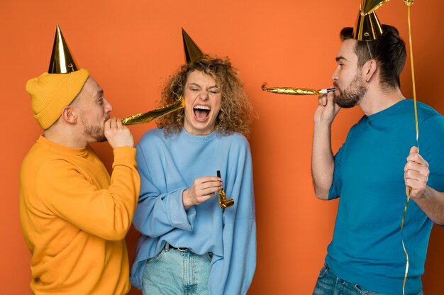 Mejores amigos felices celebrando en una fiesta de cumpleaños