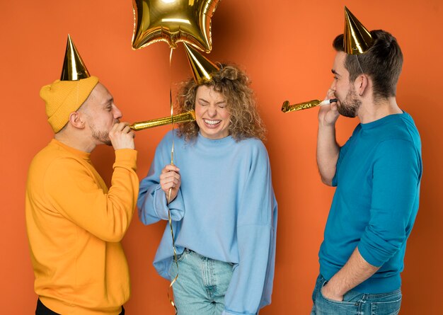 Foto gratuita mejores amigos felices celebrando en una fiesta de cumpleaños