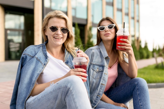 Mejores amigos con gafas de sol pasando el rato