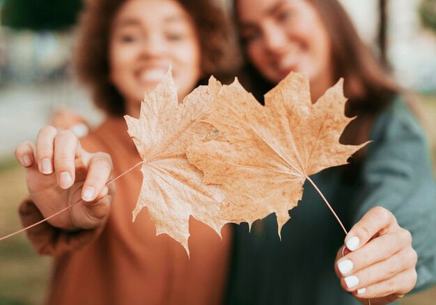Mejores amigos con hojas de otoño