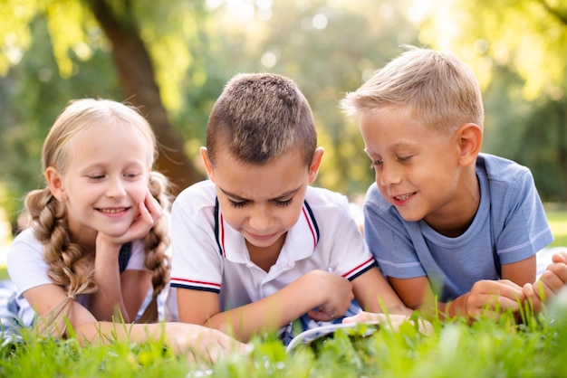 Mejores amigos leyendo un libro sobre una manta de picnic