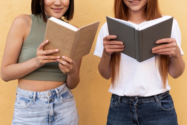 Foto gratuita mejores amigos leyendo libros