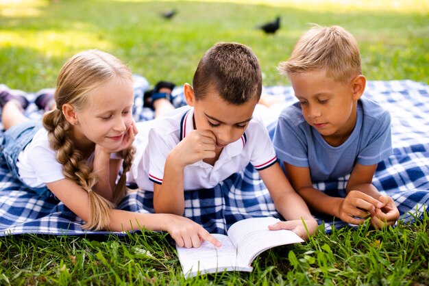 Mejores amigos leyendo en una manta de picnic