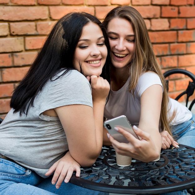 Foto gratuita mejores amigos lindos tomando un selfie juntos