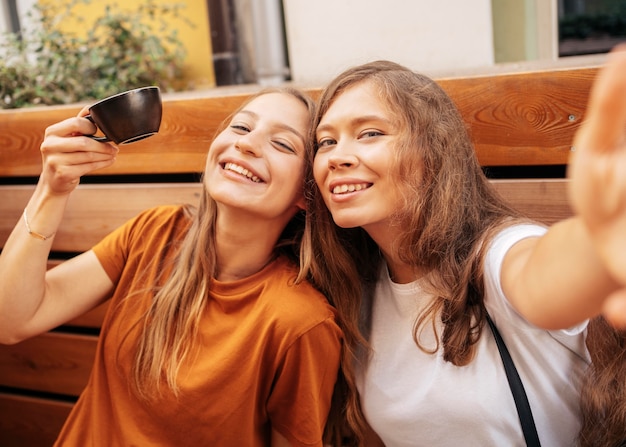 Foto gratuita mejores amigos lindos tomando un selfie juntos