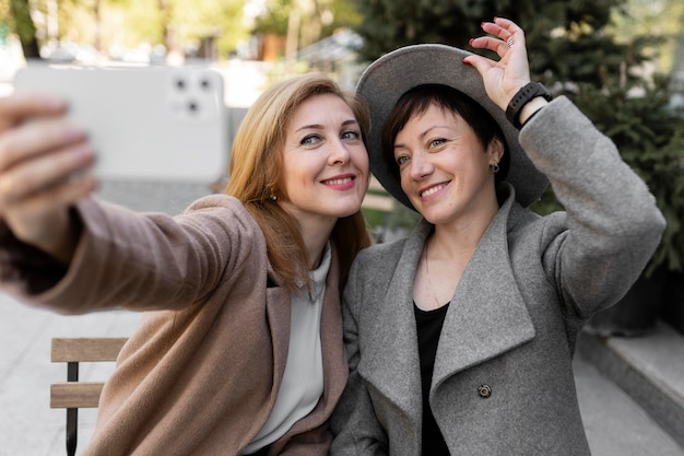 Foto gratuita mejores amigos de mediana edad pasando tiempo juntos afuera