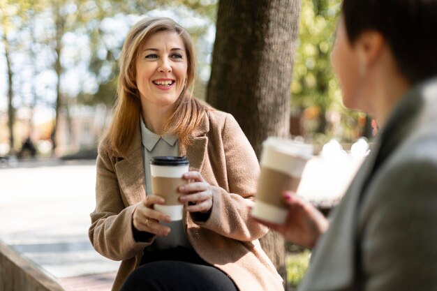 Mejores amigos de mediana edad pasando tiempo juntos