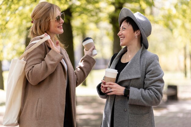 Mejores amigos de mediana edad pasar tiempo juntos al aire libre