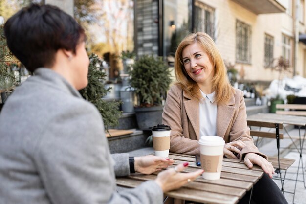 Mejores amigos de mediana edad pasar tiempo juntos al aire libre