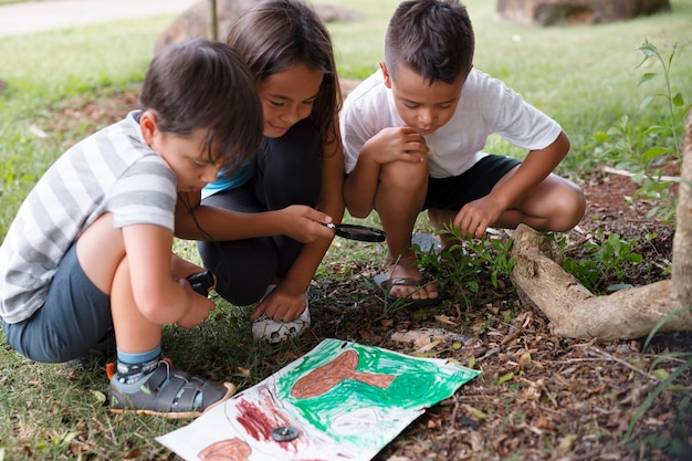 Mejores amigos participando en una búsqueda del tesoro al aire libre