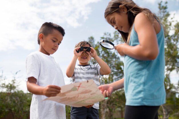 Mejores amigos participando en una búsqueda del tesoro al aire libre