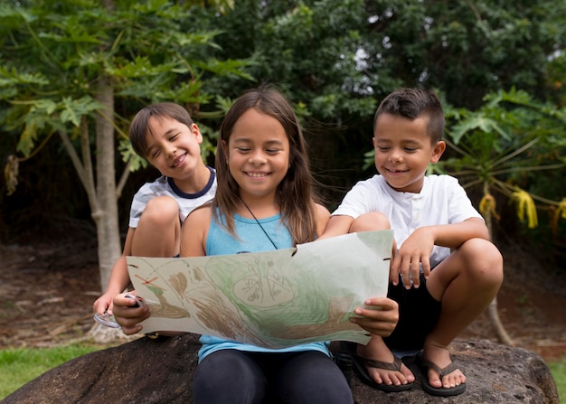 Foto gratuita mejores amigos participando en una búsqueda del tesoro al aire libre