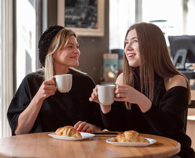 Mejores amigos pasando un rato juntos con un buen café.