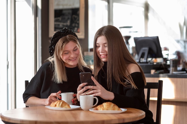 Foto gratuita mejores amigos pasando un rato juntos con un buen café.