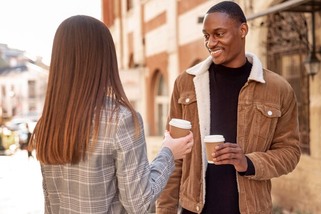 Mejores amigos pasando el rato mientras disfrutan de una taza de café