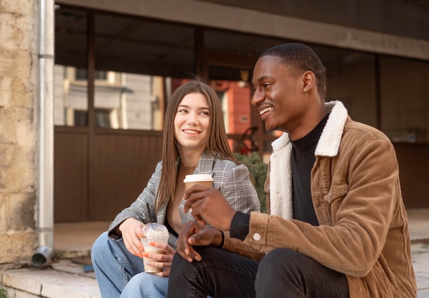 Mejores amigos pasando el rato mientras disfrutan de una taza de café